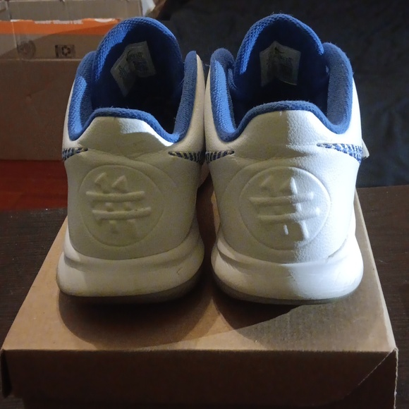 Nike Kyrie Irving Flytrap3 White Varsity Royal  SZ 11 EUC - Picture 5 of 9